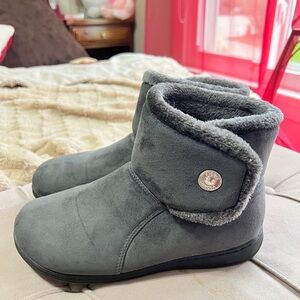 Vionic Gray Winter Boots with Faux Fur Lining